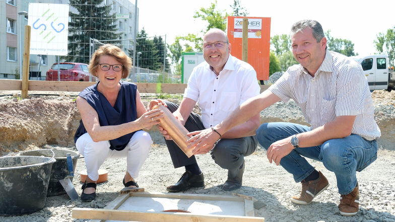 Seeg-Chefin Birgit Richter, OB Olaf Raschke und Ronny Döhnert von der gleichnamigen Baufirma aus Hartha freuen sich über die am Mücke-Ring in Meißen neu entstehenden Reihenhäuser.