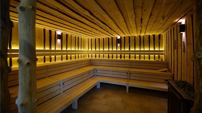 In der Aroma-Sauna  riecht es bei 70 Grad Celsius nicht nur nach Holz, Laub und Nadeln. Zwischen unbehandelten Baumstämmen kommt auch ein wenig das Gefühl auf, mitten im Wald zu schwitzen.Christian Juppe