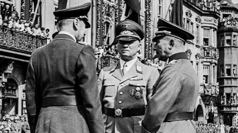 Auf dem Höhepunkt der Macht: Gauleiter Mutschmann mit den Generälen Mayer und Wöllwarth im Gespräch, August 1940.