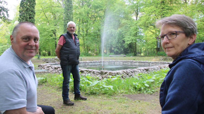 Matthias Kelch (links), seine Frau Marion und Wilmut Lubahn engagieren sich für den Rothenburger Stadtpark. Seit etwa drei Wochen sprudelt sogar der Springbrunnen wieder.