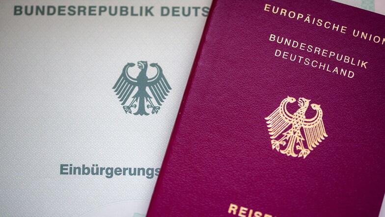"Viel leichter, eine gute Arbeit zu bekommen, eine Wohnung auf dem freien Markt zu finden": Einbürgerungsurkunde und deutscher Reisepass.