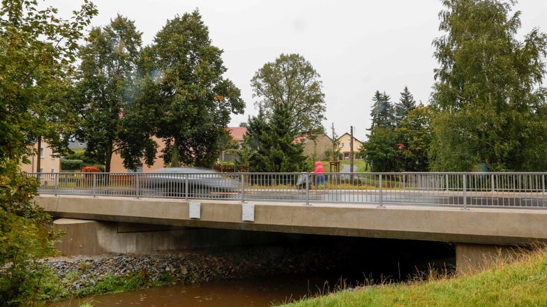 Der Landkreis Bautzen hatte die Brücke über die Schwarze Elster im Kamenzer Ortsteil Wiesa erneuert und im Februar 2024 freigegeben.