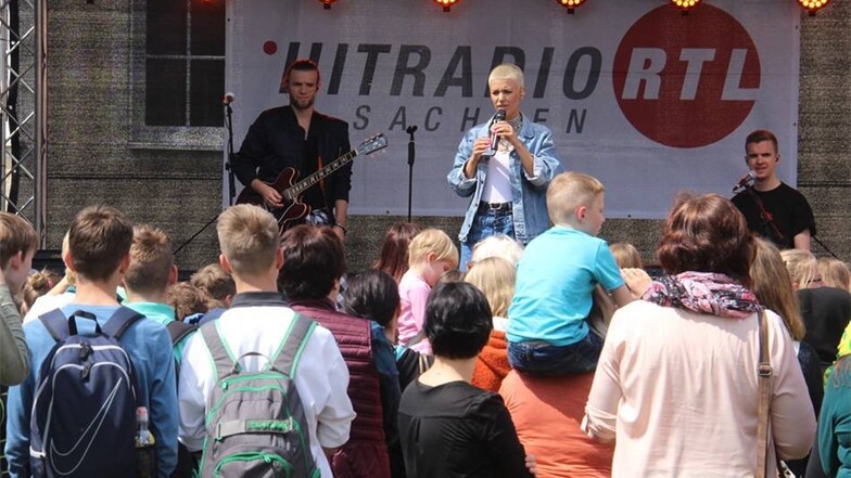 Die Band Frida Gold trat am Dienstag in Großdubrau auf. Die Freie Mittelschule „Johannes Heinrich Pestalozzi“ hatte den Auftritt bei der  Aktion „Die Schulhofkonzerte“ des Senders Hitradio RTL gewonnen.  Etwa 500 Besucher verfolgten den Auftritt auf dem Schulhof. Zuvor durfte  die hauseigene Schülerband Paper Plane auf die Bühne.