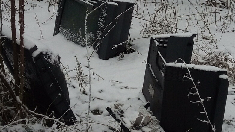 Drei Fernseher im Schnee: Unweit des Lugturms wurden sie im Busch entsorgt.