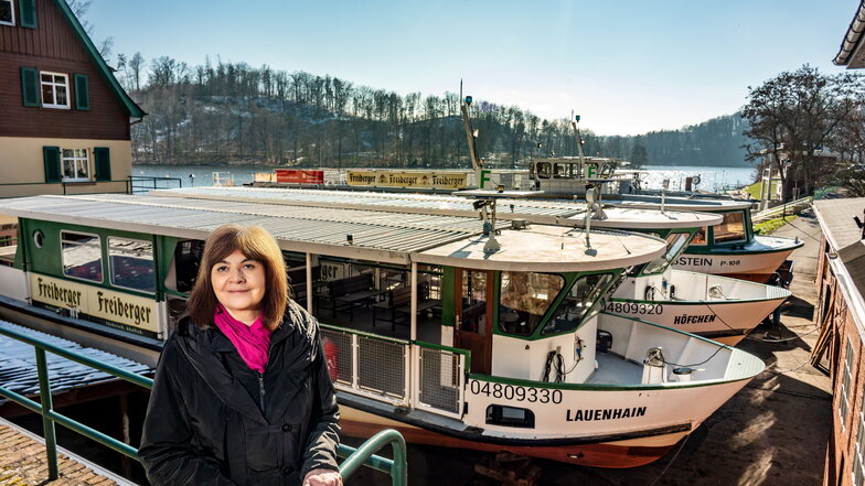 Sylvia Reiß, Geschäftsführerin des Zweckverbands Kriebsteintalsperre, steht vor der Flotte der Fahrgastschiffe. Diese liegen derzeit noch im Trockendock. Bis zur Eröffnung der Schifffahrtsaison am 1. April sollen sie von Stapel gelassen werden.