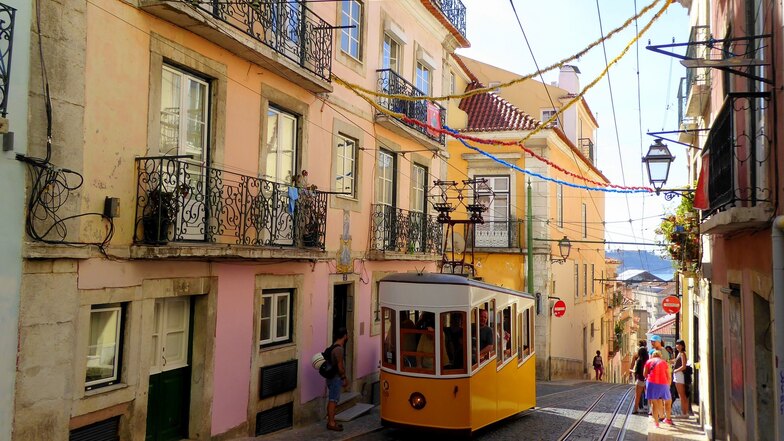 Eine Straßenbahn in Lissabon.