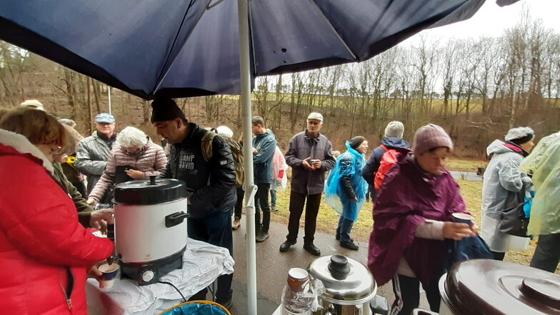 An der Bachmühle in Steina legten die Wanderer einen Zwischenstopp ein. Die Organisatoren schenkten Glühwein und Tee aus.
