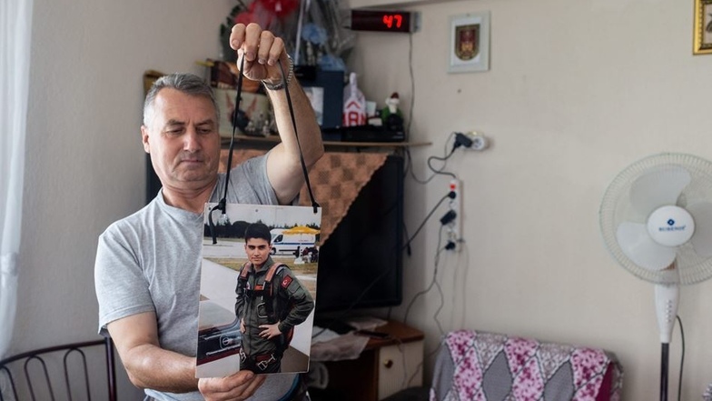 Sedat Tekin mit einer Fotografie seines getöteten Sohnes Murat.