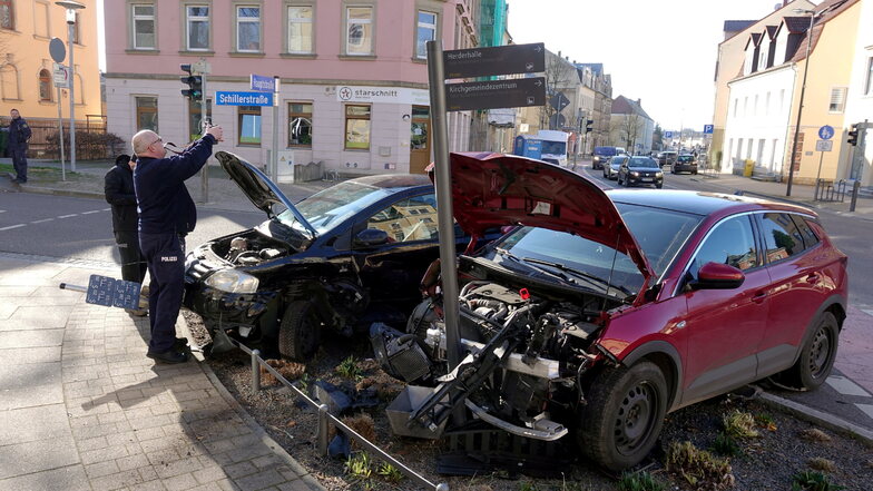 Kaputte Autos, beschädigte Schilder: Bei dem Unfall in Pirna-Copitz entstand hoher Sachschaden.