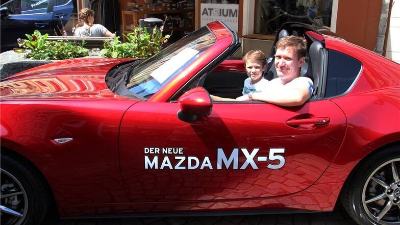 Jens Langner und sein zehnjähriger Sohn Willi waren begeistert von dem knallroten Mazda-Cabrio, das auf der Reichenstraße alle Blicke auf sich zog. Es ist eine Neuerscheinung aus dem Autohaus Hellwig.