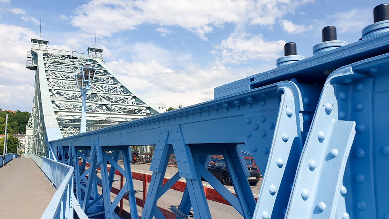 In frischem Blau strahlt das Mittelteil des Blauen Wunders. Doch wann die anderen Bereiche der 130 Jahre alten Brücke so aussehen werden, ist derzeit unklar.