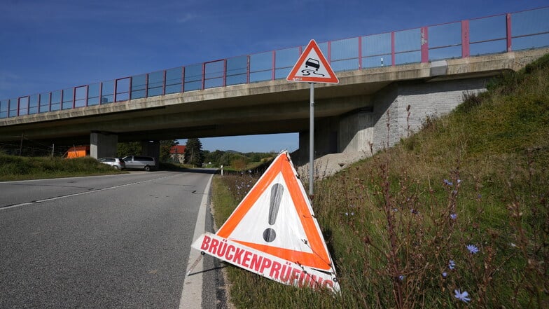 Brückenprüfung - das Schild an der Dehsaer Straße kurz hinter Löbau weist auf den Einsatz der Prüfingenieure hin.