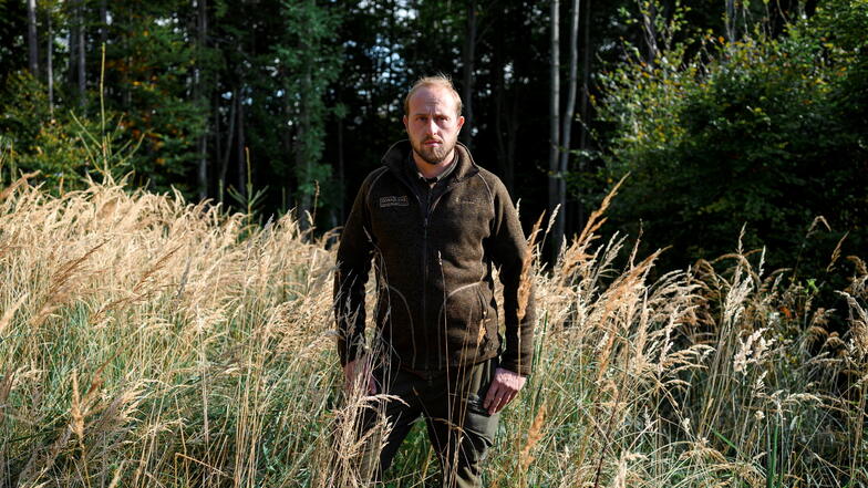 Förster Martin Semecký steht am an der Stelle im Wald, an dem er die bis dahin vermisste Julia gefunden hat.