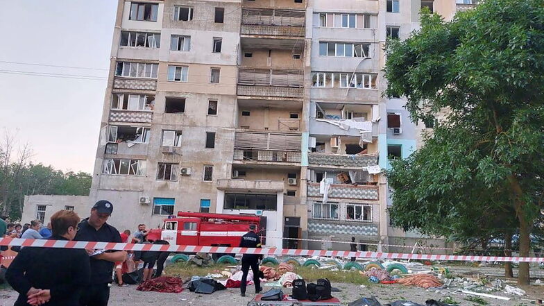 Nach Angaben der ukrainischen Behörden wurden bei russischen Raketenangriffen auf Wohngebäude in der Hafenstadt Odesa mehr als ein Dutzend Menschen getötet.