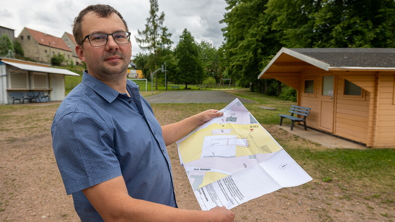 Ortsvorsteher Martin Walter zeigt, wo das neue Dorfgemeinschaftshaus errichtet werden soll.