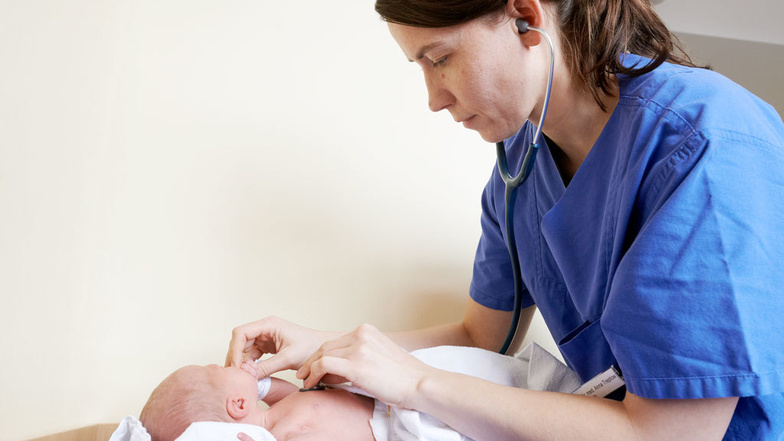 Die erste Untersuchung am Neugeborenen zeigt ob er gesund ist oder in den nächsten Tagen, oder gar Wochen, medizinische Hilfe benötigt.