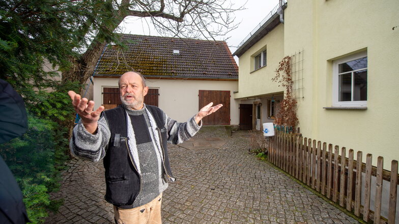 Matthias Müller im Hof seines Hauses Niederseite 8 in Brockwitz. Er zweifelt daran, dass das Projekt der geplanten Haushebung auf solider Basis steht.