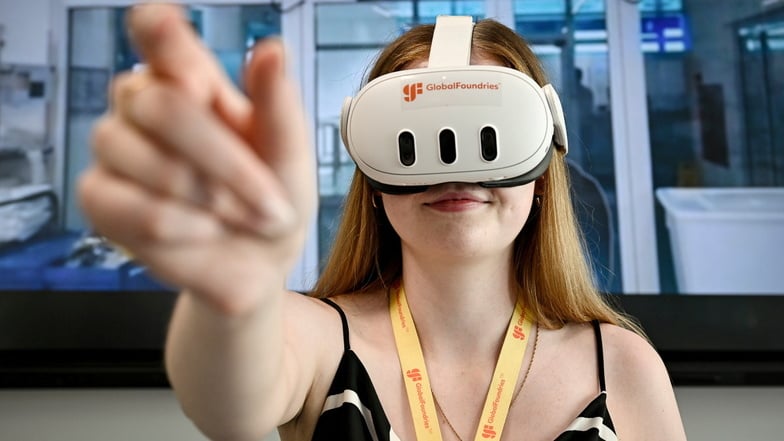 Alicia Fischer schaut mit der Virtual-Reality-Brille in die Mikrochipfabrik von Globalfoundries Dresden. Sie ist eine von rund 140 Auszubildenden in dem Betrieb.