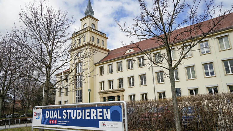 An der Staatlichen Studienakademie in Bautzen beginnen jetzt 150 Frauen und Männer ihr Studium.