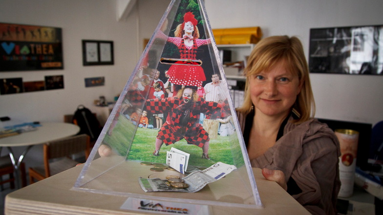 2011 präsentierte Christiane Hoffmann die Spenden-Pyramide für das Straßentheaterfestival Viathea.