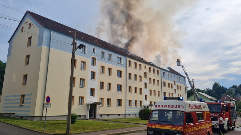 Das Feuer in dem Mehrfamilienhaus in Leisnig ist am vergangenen Donnerstagabend nicht von allein entstanden.