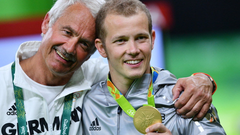 Ein starkes Team: Trainer und Vater Wolfgang Hambüchen mit seinem Sohn Fabian, nachdem der deutsche Vorturner bei den Olympischen Spielen in Rio de Janeiro 2016 die Goldmedaille am Reck gewonnen und damit seine herausragende Karriere zum Abschluss gekrönt