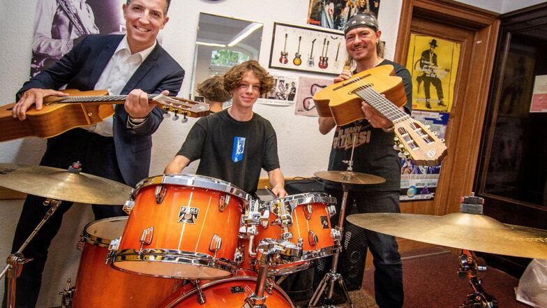 Der Vorstand der Sparkasse Döbeln Thomas Gogolla hat der Musikschule ein Schlagzeug und zwei Gitarren übergeben.