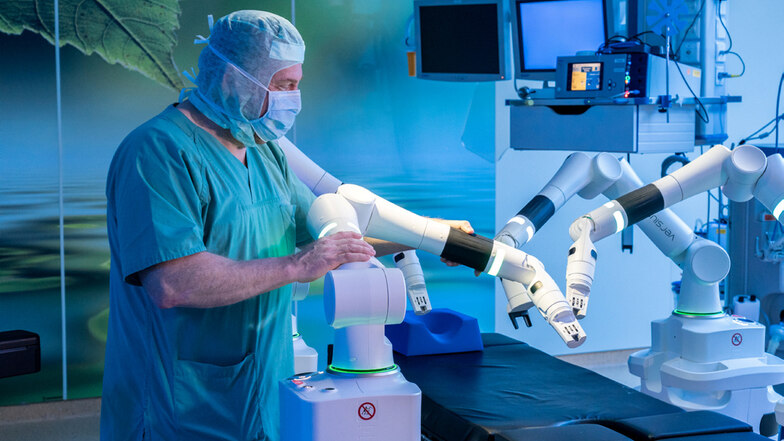 Eine Trockenübung noch ohne Patient: Die mobilen Arme des neuen Versius OP-Roboters im Klinikum Chemnitz müssen von Professor Lutz Mirow, Chefarzt der Klinik für Viszeralchirurgie, noch in die richtige Position gebracht werden.