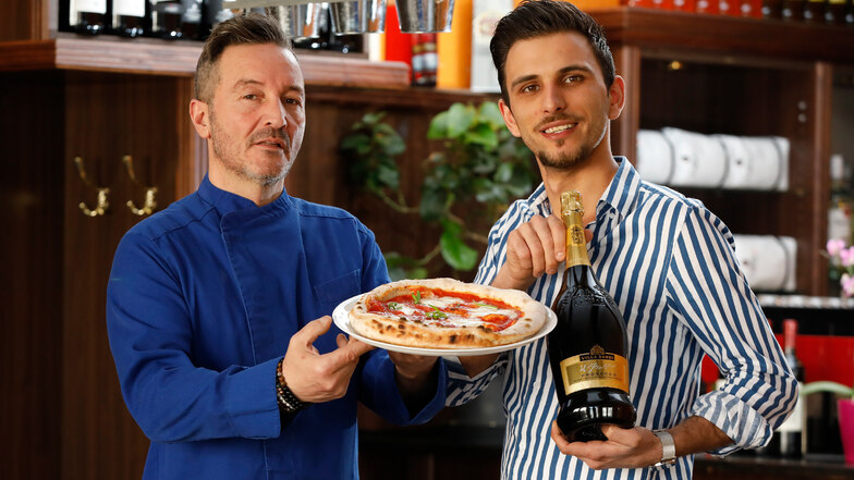 Aniello Coscio (links) und Mitarbeiter Vito können in der neuen Pizzeria in Neusalza-Spremberg Pizza und Co. vorerst nur Abholservice anbieten.