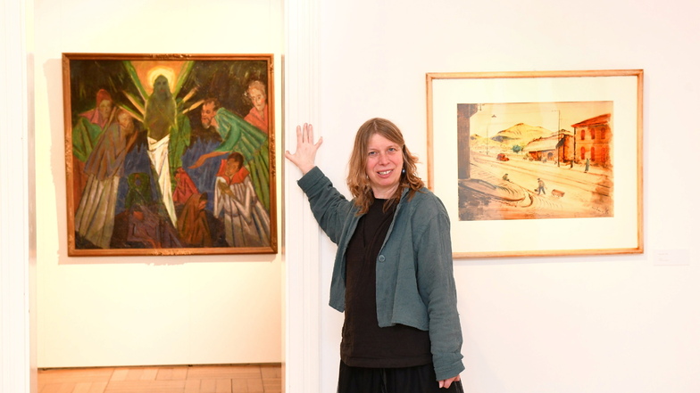 Kristin Gäbler, Leiterin des Museums auf Schloss Burgk vor zwei Gemälden der neuen Ausstellung mit Bildern von Hubert Rüther.