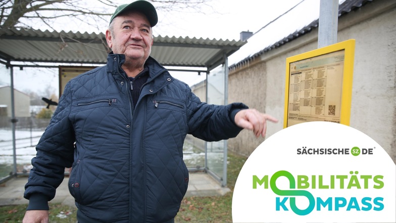 Reinhard Gaide aus dem Kamenzer Ortsteil Hausdorf zeigt den übersichtlichen Busfahrplan in seinem Dorf.