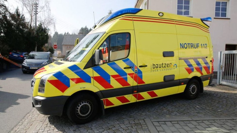 Die markanten blauen Streifen auf den Fahrzeugen des Rettungsdienstes im Landkreis Bautzen müssen weg. Sie sind verkehrsrechtlich nicht zulässig. Und es gibt noch ein anderes Problem.