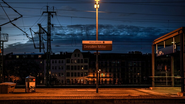 In der blauen Stunde haben die Bahnsteige von Dresden-Mitte ihren Reiz. In der Empfangshalle gibt es einiges zu tun.