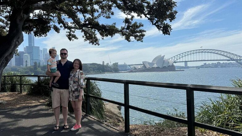 Robert Kawczyk aus Löbau lebt in Sydney, hier mit seiner Familie vor der Kulisse der Stadt mit Blick auf die berühmtesten Bauwerke: Harbour Bridge und Oper.