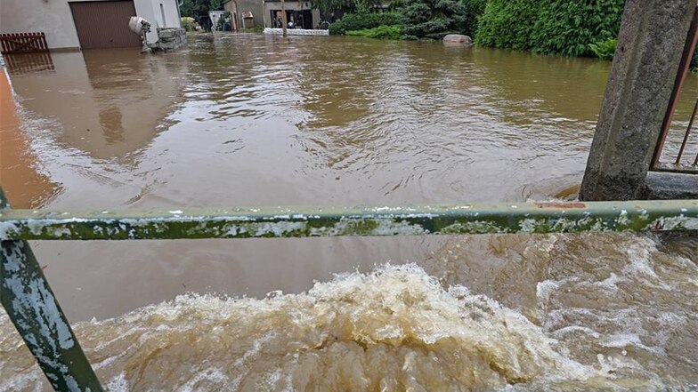 Das Dubrauker Fließ, das nach Starkregen in der Nacht über die Ufer getreten war und zahlreiche Grundstücke im Ort überflutet hat.
