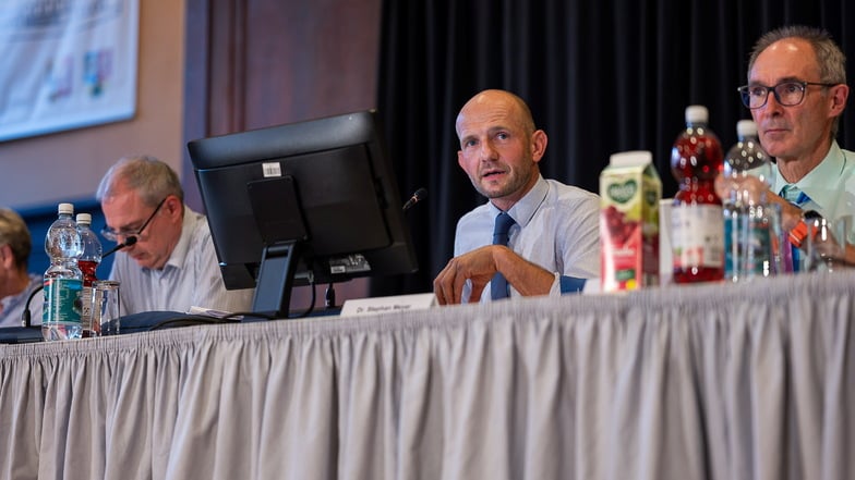 Mussten bei den 29 Wahlgängen kühlen Kopf bewahren (v. li.): Beigeordneter Thomas Gampe, Landrat Stephan Meyer und Karl Ilg, Leiter des Rechts- und Kommunalamtes.