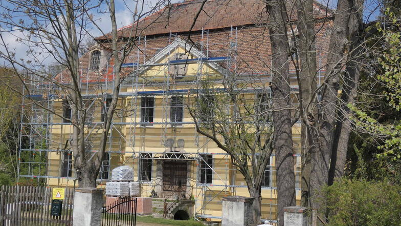 Das Schloss in Radibor ist eingerüstet, die Sanierung hat begonnen.