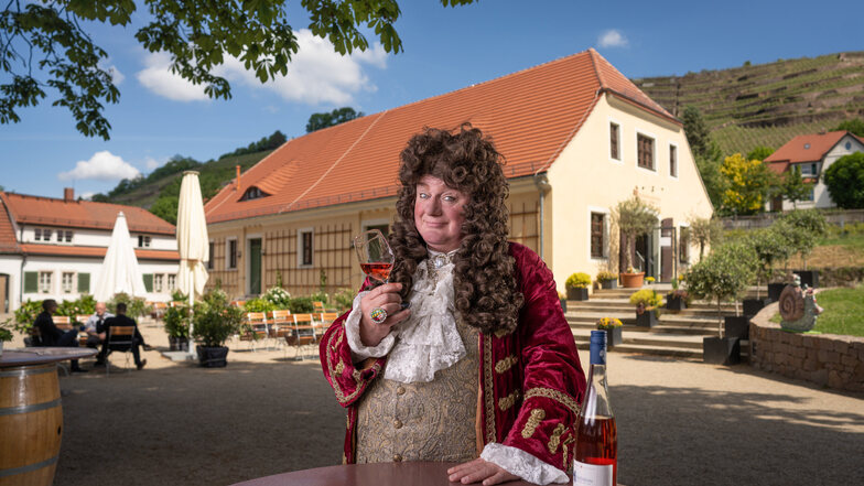 August der Starke (Steffen Urban) genießt im Weingut Hoflößnitz im Schatten der großen Kastanien ein kühles Glas Rosé.
