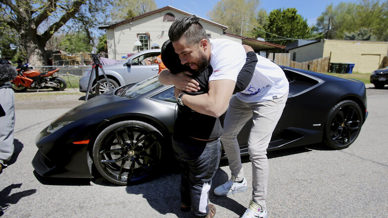Der fünfjährige Adrian umarmt den Besitzer eines Lamborghini Huracan. Zuvor war der Junge auf einer Autobahn gestoppt worden.