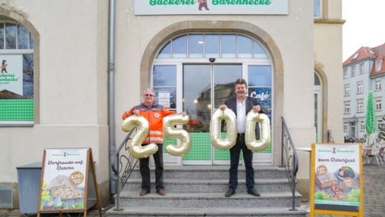 Holger Löser, Präsident des Roten Kreuzes in Sachsen, nahm die Spende von Gerald Seifert, Seniorchef der Bäckerei Bärenhecke, entgegen.