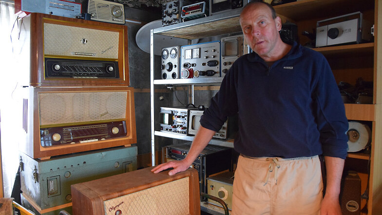 Jens Jagiela zeigt seine Sammlung, zu der unter anderem Röhrenradios gehören.