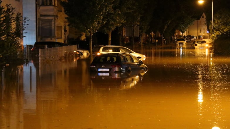 Hochwasser hat im Landkreis Karlsruhe mehrere Straßen überflutet.