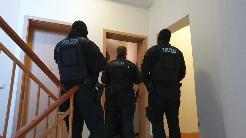 Polizisten vor der Tür der Wohnung in Dresden-Gruna