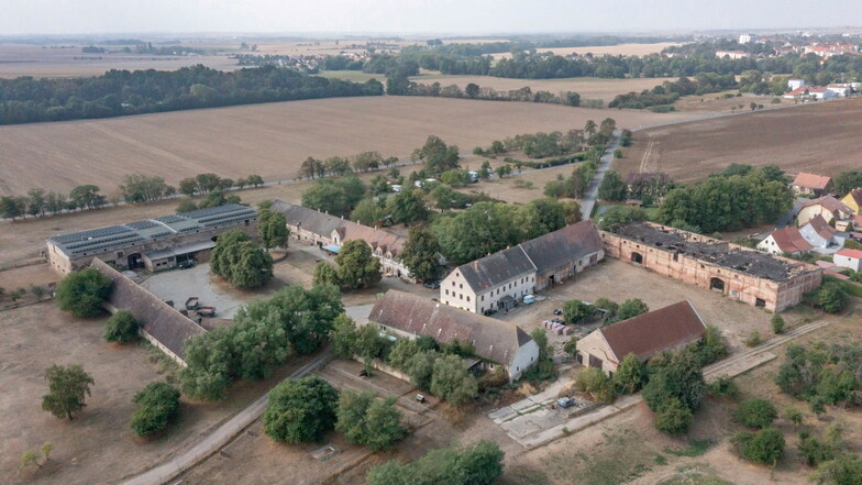 Gut Göhlis aus der Luft: Rechts unten: Das Tierheim-Gelände, links der vom Verein Sprungbrett genutzte Bereich mit mehreren großen Gebäuden.