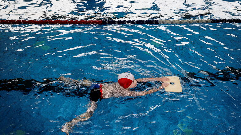 Ein Junge erlernt in einem Kurs vom SV Lok Görlitz das Schwimmen. Am 21. Mai wird im Neissebad das Schwimmabzeichen abgenommen.