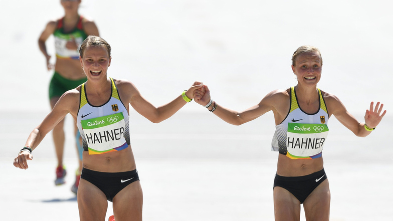 Das Bild vom Hand-in-Hand-Zieleinlauf ging um die Welt. Der Olympia-Marathon bescherte Anna (r.) und Lisa Hahner internationale Schlagzeilen, in Deutschland aber vor allem Kritik. Beide blieben über zehn Minuten hinter ihren Bestzeiten zurück.