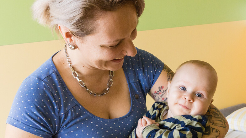 Jana Brandt mit ihrem kranken Baby John. Der kleine John leidet unter spinaler Muskelatrophie (SMA), einem seltenen Gendefekt.
