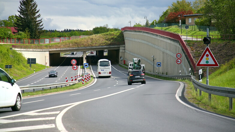 Im Tunnel zum Autobahnzubringer A17 in Pirna soll in diesem Jahr die Beleuchtung modernisiert und der Brandschutz verbessert werden.