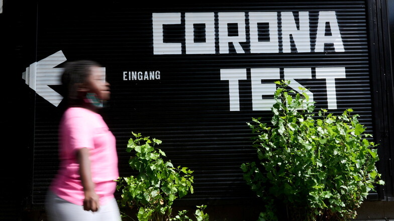 "Corona Tests werden in einer Garage in Berlin angeboten. Hausärzte üben Kritik am Vorhaben, dass Bürger künftig an Corona-Tests beteiligt werden.