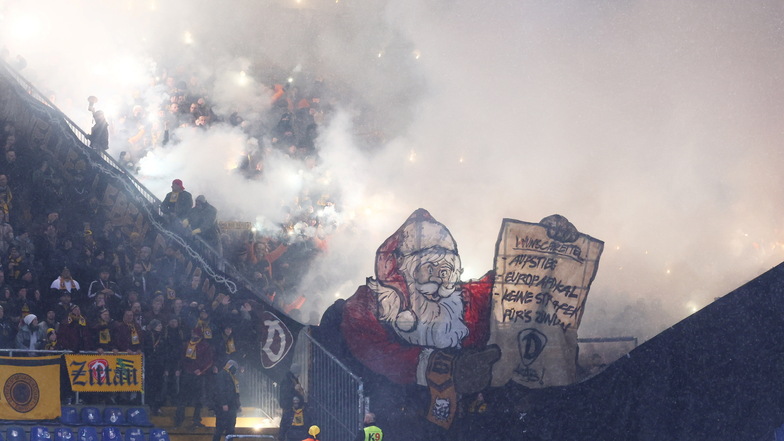 Dynamos knapp 2.000 Fans brennen zu Beginn reichlich Pyrotechnik ab - und präsentieren ihren Wunschzettel. Neben Aufstieg und Europapokal steht "keine Strafen fürs Zündeln" drauf.
